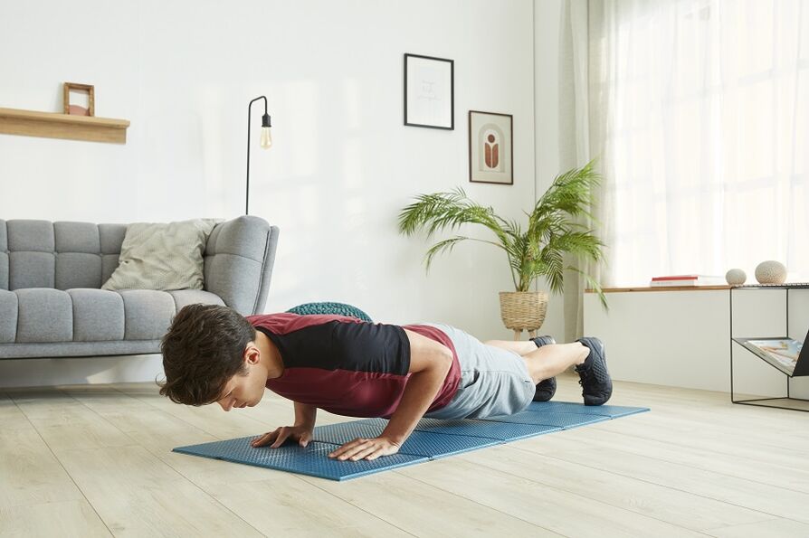 Stå i planken for å trene ut musklene i pressen og ryggen