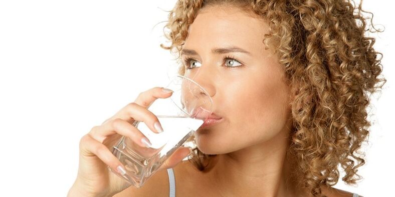 På en drikkediett må du innta 1, 5 liter renset vann, i tillegg til andre væsker