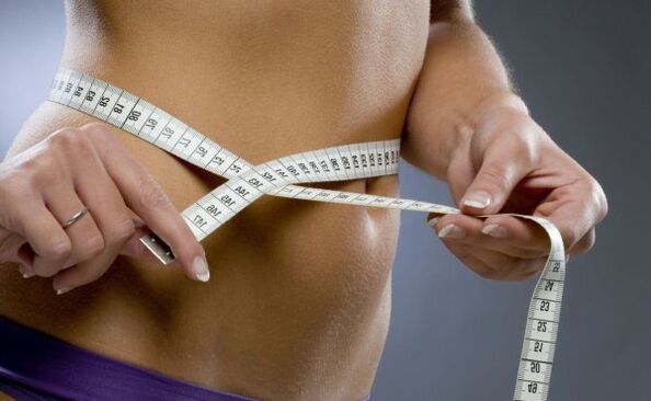 Etter å ha gått ned 7 kg på en uke takket være dietter og trening, kan du oppnå grasiøse former. 