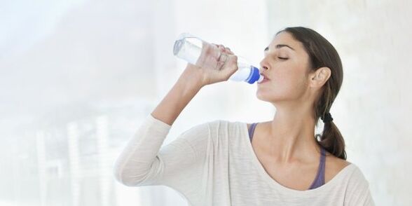 For å gå ned i vekt raskt, må du drikke minst 2 liter vann daglig. 