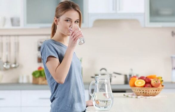 Drikk vann før måltider for å gå ned i vekt på en lat diett