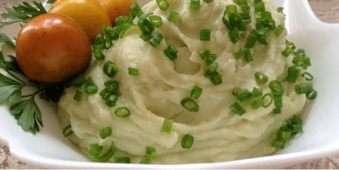 Puré laget av farget kål med tomater