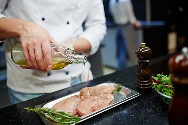 spise kylling og olivenolje på en ketogen diett